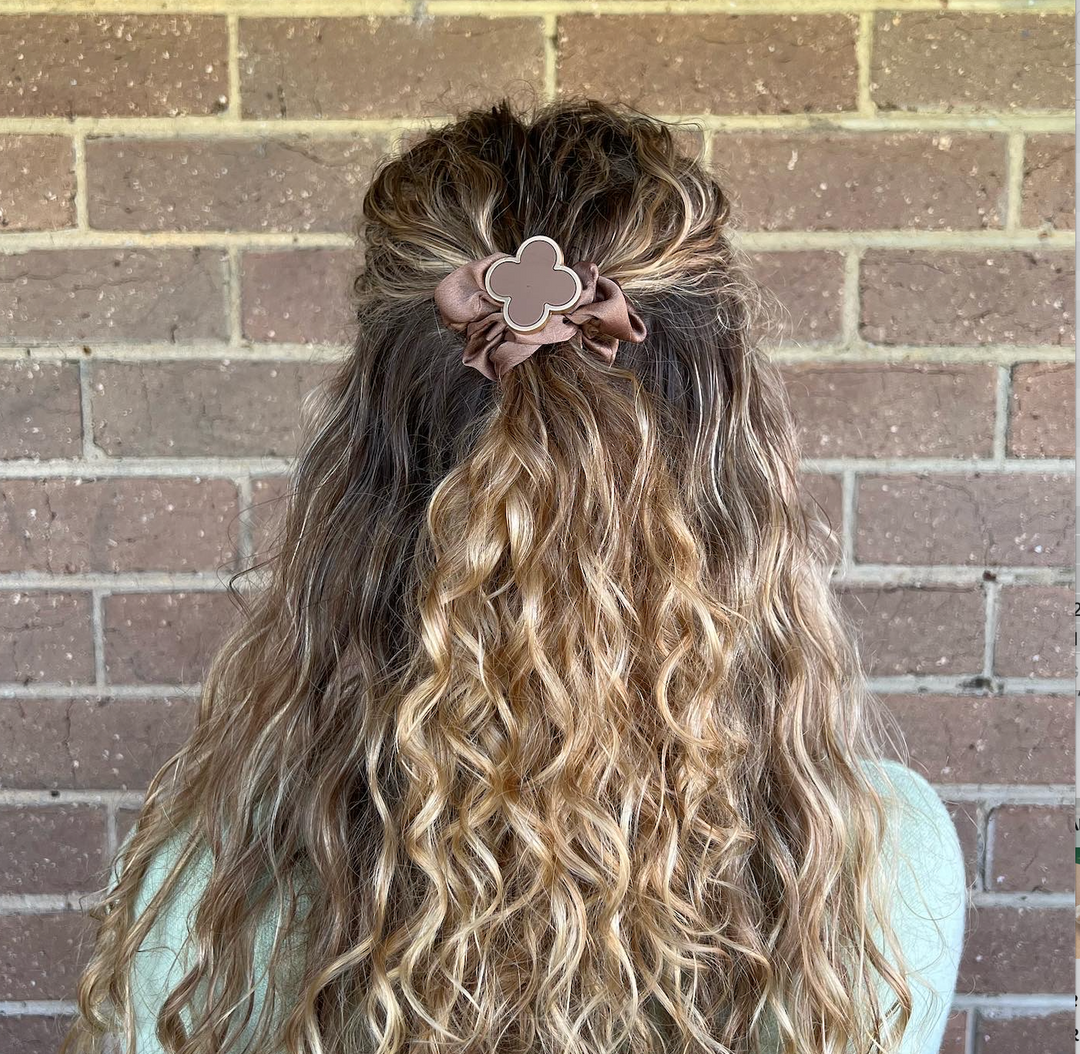 Scrunchie Metal Clover in Taupe
