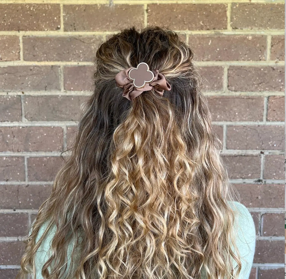 Scrunchie Metal Clover in Taupe