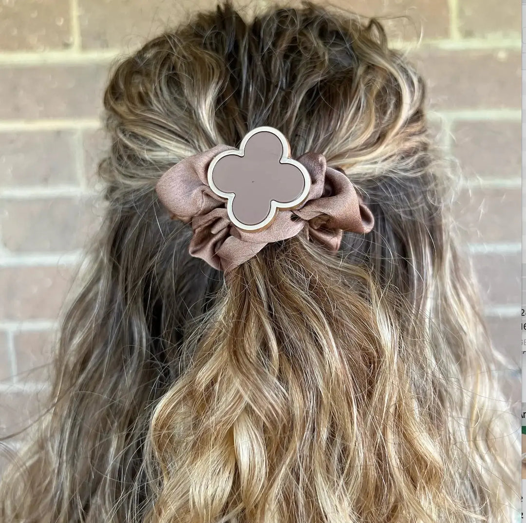 WS - Scrunchie Metal Clover in Taupe