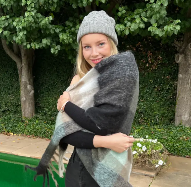 Oversized Cuddly Blanket Scarf in Check Green and Black