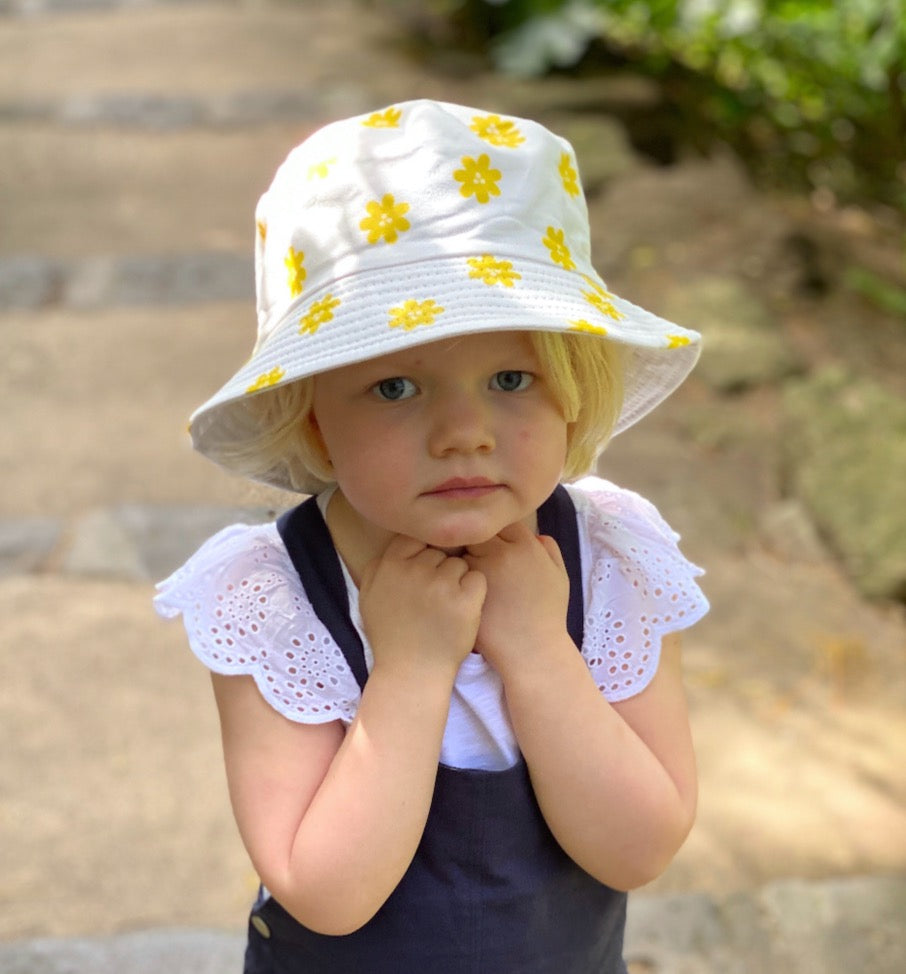Bucket Hat - reversible-  White daisy/White 6-adult