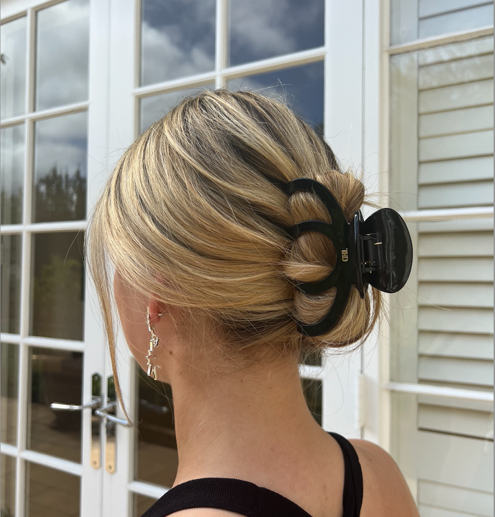 Oversized Acetate Octopus Claw in glossy Black