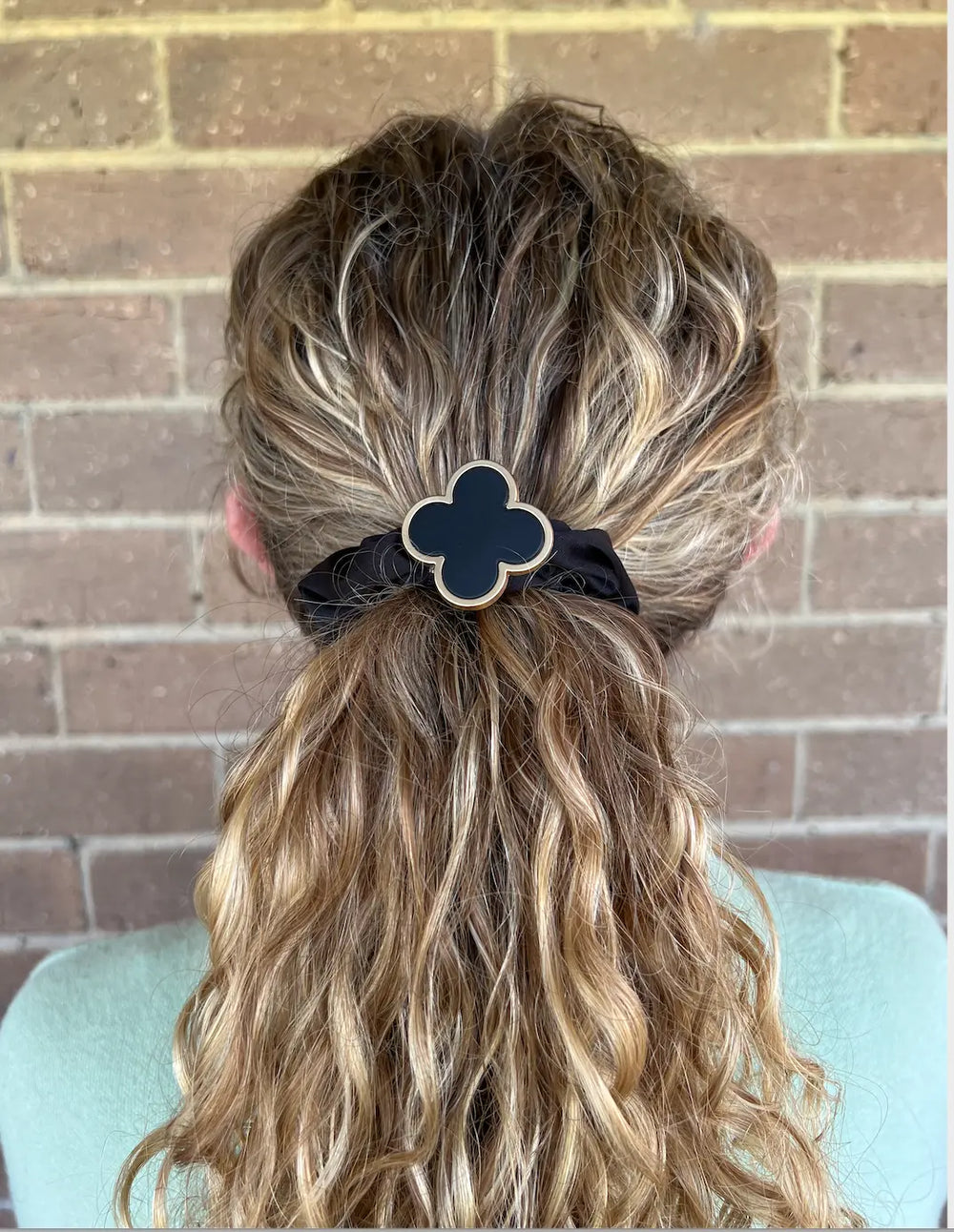 Scrunchie Metal Clover in Black