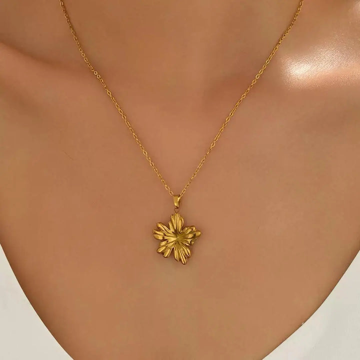 WS Aurelia Bloom  Gold Flower Necklace