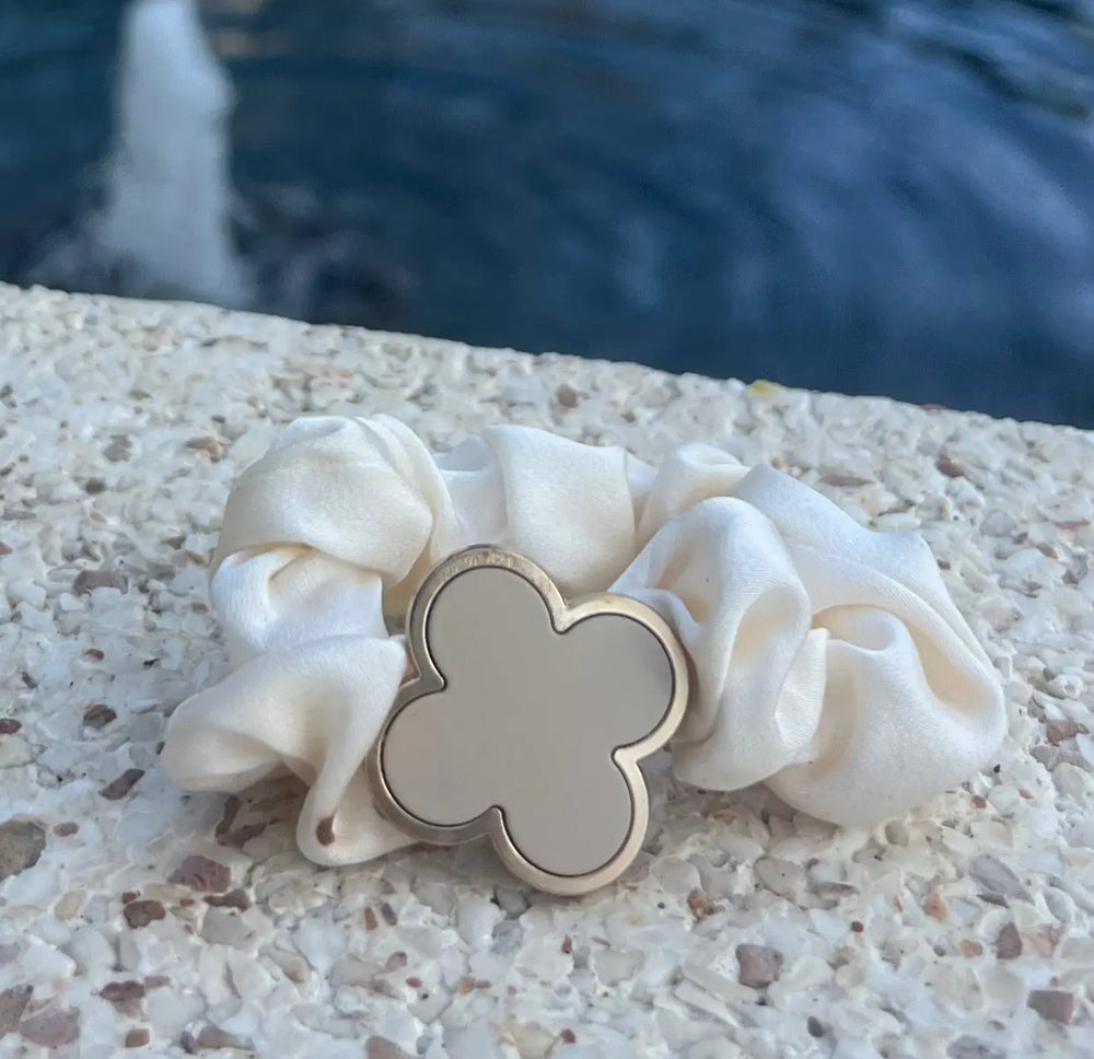 Scrunchie Metal Clover – Off-white
