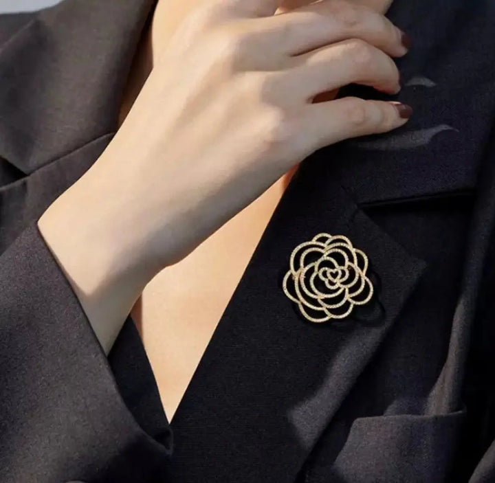 Brooch Crystal Camilia in Gold