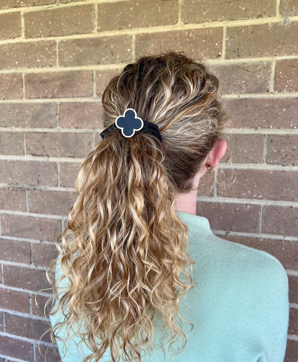 Scrunchie Metal Clover in Black