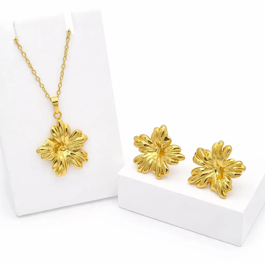 Aurelia Bloom  Gold Flower Necklace