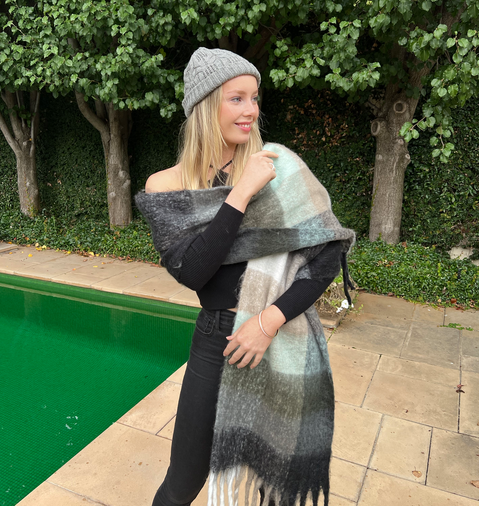 Oversized Cuddly Blanket Scarf in Check Green and Black
