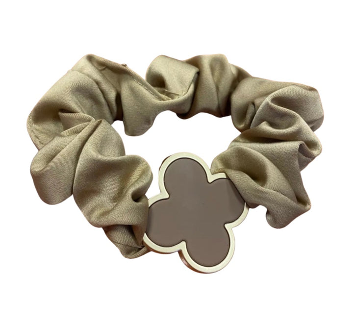 Scrunchie Metal Clover in Taupe